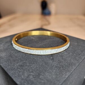 Elegant Gold and Crystals Women's Bracelet